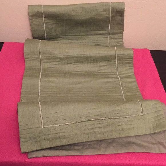 Fieldcrest Classic Tablerunner - Picture 4 of 12